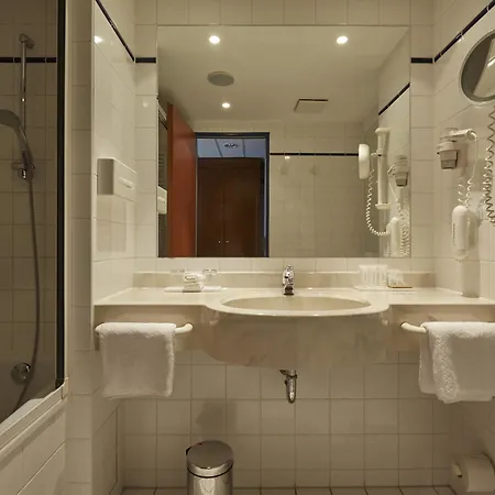 H4 Hotel 4*